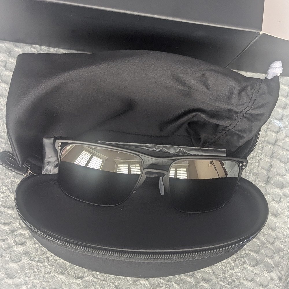 Oakley Black Sunglasses Sleek Design UV Protection